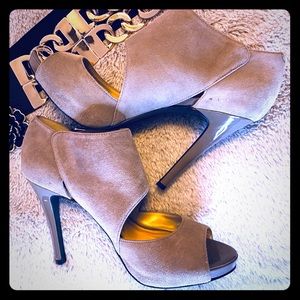 Nine West ankle buckle strap closure peep toe tan/beige stiletto ankle boots
